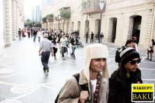 Флешмоб " Winter in Summer" в Баку  - в летнюю жару в зимней одежде (фотосессия)